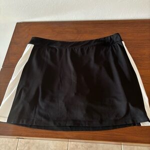Women’s Size L IZOD skort.  Black with white stretch fabric.